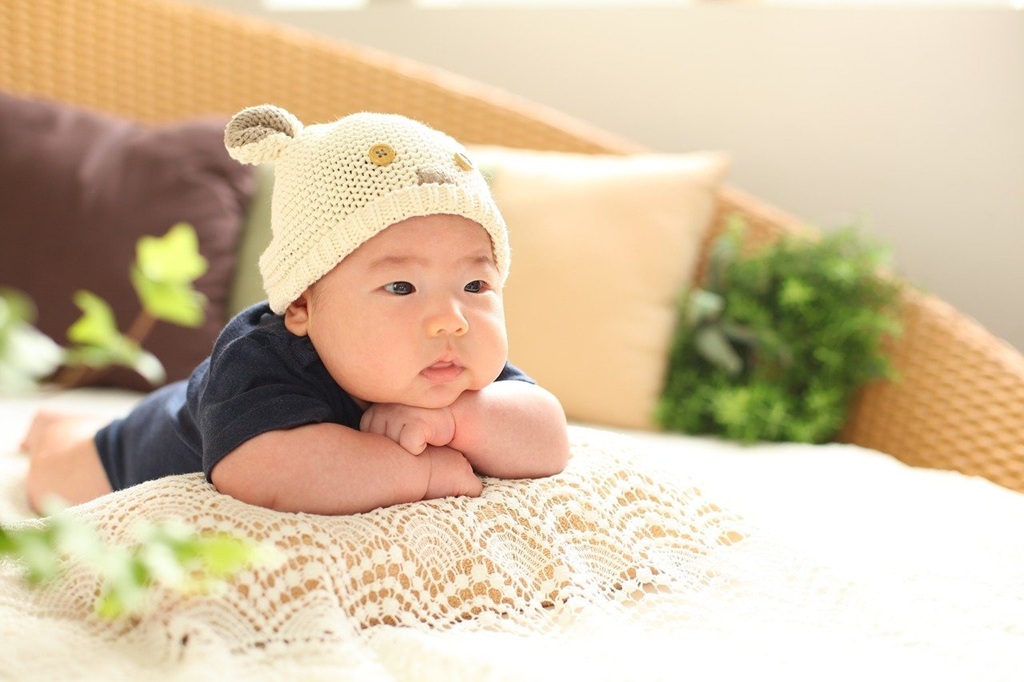 What age to use a tummy time pillow