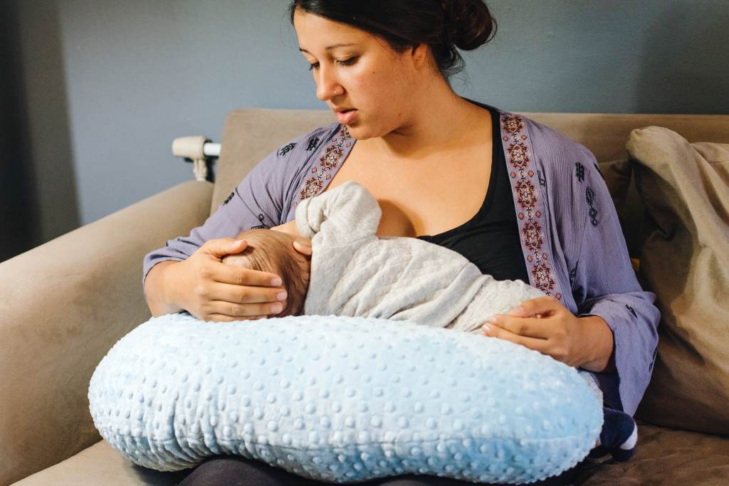 How to Choose the Right Nursing Pillow
