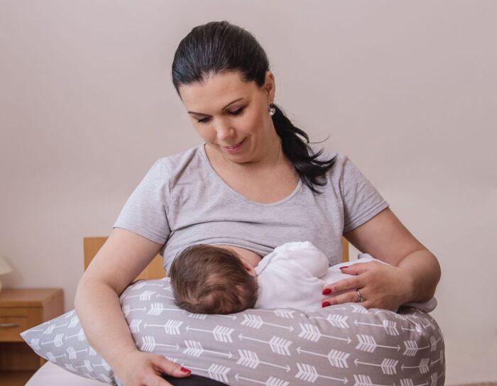 How to Choose the Best Breastfeeding Pillow for New Moms and Babies